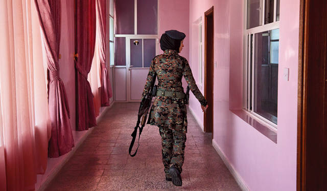 対テロ女性部隊の中尉が女性兵士の兵舎をパトロールする。イエメン、サヌアで2012年撮影。 © Stephanie Sinclair/National Geographic