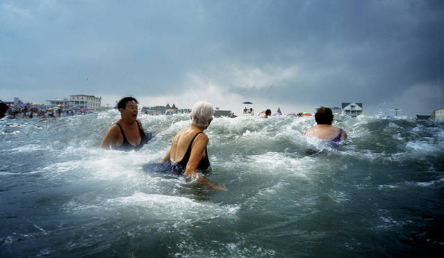 大西洋の荒い波に身をゆだねる人々。米国の東海岸にある町オーシャングローブのビーチ。 © Amy Toensing/National Geographic　