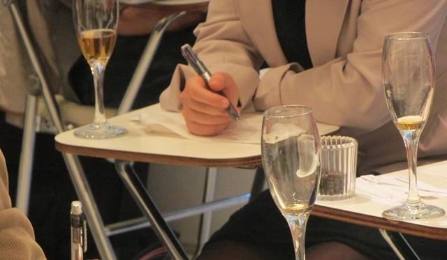 <strong>L’Artisan Parfumeur｜葉山の貸別荘Nowhere resortにて香りのワークショップ</strong>　ワークショップの様子