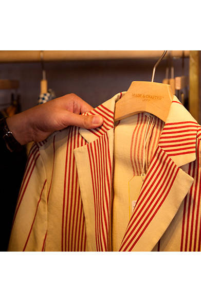 Levi's® Made & Crafted™<br /><br />  <strong>2014年春夏の新作、 その魅力と着こなし</strong><br /><br />「こういうアイテムが似合う、大坪さんのような大人になりたい、という願望もあります（笑）」という小林さん。個性的なストライプ柄の「Blazer」。［17144-0001］3万5000円<br /> ※税抜き価格<br /><br />   リーバイス® メイド アンド クラフテッド™ http://levismadeandcrafted.com/<br /><br />  問い合わせ｜リーバイス® ダブルエックス<br /> Tel. 03-6418-5501<br /> （9:30～18:00｜土・日曜休）