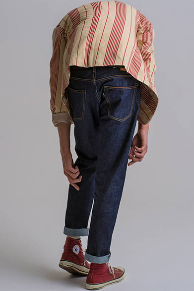 Levi's® Made & Crafted™<br /><br />  <strong>2014年春夏の新作、 その魅力と着こなし</strong><br /><br /> スタイリスト小林 新さんの選んだアイテムと、そのコーディネート提案。シンプルながらも強いアイテムを、すっきりと組み合わせている。「靴をレザーのローファーにすれば、よりカチッとした雰囲気に仕上がると思います」 <br /><br />  リーバイス® メイド アンド クラフテッド™ http://levismadeandcrafted.com/<br /><br />  問い合わせ｜リーバイス® ダブルエックス<br /> Tel. 03-6418-5501<br /> （9:30～18:00｜土・日曜休）