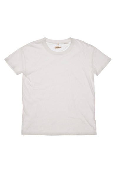 Levi's® Made & Crafted™<br /><br />  <strong>2014年春夏の新作、 その魅力と着こなし</strong><br /><br />小林さんが選んだ「LMC Tee」。これ以上ないほどベーシックだが、ニュアンスを感じさせるネップのある生地が魅力。「襟ぐりのバランスやサイジングも絶妙です」。 ［14120-0007］7500円 <br /> ※税抜き価格 <br /><br />  リーバイス® メイド アンド クラフテッド™ http://levismadeandcrafted.com/<br /><br />  問い合わせ｜リーバイス® ダブルエックス<br /> Tel. 03-6418-5501<br /> （9:30～18:00｜土・日曜休）