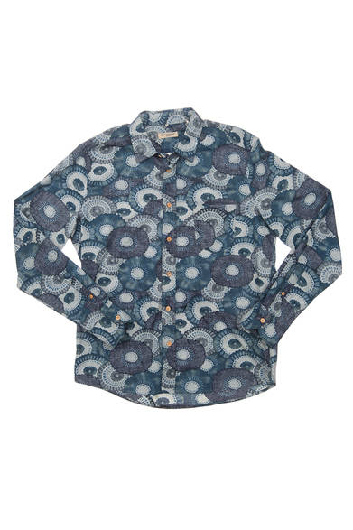 Levi's® Made & Crafted™<br /><br />  <strong>2014年春夏の新作、 その魅力と着こなし</strong><br /><br />70sテイストを感じさせる総柄のシャツ。しかしながらナチュラルな生地の質感、細すぎないシルエット、コンパクトな襟型と、細かい部分でモダナイズされている。 ［16113-0005］2万2500円  <br /> ※税抜き価格 <br /><br />  リーバイス® メイド アンド クラフテッド™ http://levismadeandcrafted.com/<br /><br />  問い合わせ｜リーバイス® ダブルエックス<br /> Tel. 03-6418-5501<br /> （9:30～18:00｜土・日曜休）