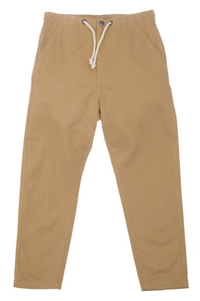 Levi's® Made & Crafted™<br /><br />  <strong>2014年春夏の新作、 その魅力と着こなし</strong><br /><br />ルーズフィットで、裾に向かってテーパードするシルエットが特徴の「Drop Out Pant」。ロールアップしてやや短めの裾丈ではくのが今の気分だ。 ［59121-0004］1万8800円  <br /> ※税抜き価格 <br /><br />  リーバイス® メイド アンド クラフテッド™ http://levismadeandcrafted.com/<br /><br />  問い合わせ｜リーバイス® ダブルエックス<br /> Tel. 03-6418-5501<br /> （9:30～18:00｜土・日曜休）