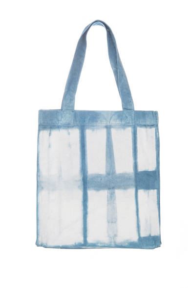 Levi's® Made & Crafted™<br /><br />  <strong>2014年春夏の新作、 その魅力と着こなし</strong><br /><br />インディゴで染色後、ラフにブリーチしたローファイな雰囲気のトートバッグ。旅行用のサブバッグとしても活躍するはず。 ［22208-0001］1万円 <br /><br />  リーバイス® メイド アンド クラフテッド™ http://levismadeandcrafted.com/<br /><br />  問い合わせ｜リーバイス® ダブルエックス<br /> Tel. 03-6418-5501<br /> （9:30～18:00｜土・日曜休）