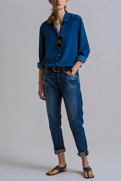 Levi's® Made & Crafted™<br /><br />  <strong>2014年春夏の新作、 その魅力と着こなし</strong><br /><br />井伊さんが選んだアイテムと、そのコーディネート提案。ブルー系のシャツにジーンズ、ブラック系の小物というミニマルな色遣いがクールだ。「シャツは第2ボタンまで開け、袖や裾もラフにロールアップすると、マニッシュながらセクシーにも見えると思います」 <br /><br />  リーバイス® メイド アンド クラフテッド™ http://levismadeandcrafted.com/<br /><br />  問い合わせ｜リーバイス® ダブルエックス<br /> Tel. 03-6418-5501<br /> （9:30～18:00｜土・日曜休）