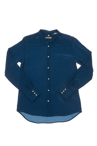 Levi's® Made & Crafted™<br /><br />  <strong>2014年春夏の新作、 その魅力と着こなし</strong><br /><br />井伊さんが選んだ「Endless Shirt」。テロッとしたコットンビスコース素材に製品洗いを施しており、独特の風合いを持つ。襟は小さめ、スナップボタン仕様。 ［16031-0002］2万2500円 <br /> ※税抜き価格 <br /><br />  リーバイス® メイド アンド クラフテッド™ http://levismadeandcrafted.com/<br /><br />  問い合わせ｜リーバイス® ダブルエックス<br /> Tel. 03-6418-5501<br /> （9:30～18:00｜土・日曜休）