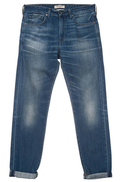 Levi's® Made & Crafted™<br /><br />  <strong>2014年春夏の新作、 その魅力と着こなし</strong><br /><br />井伊さんが選んだ「Beau Boyfriend」。股上深めのストレートテーパードで、ナチュラルな色落ちも魅力。「ボーイフレンドデニムだけど、女性らしいデザインがいいですね」。［13090-0013］1万8900円 <br /> ※税抜き価格 <br /><br />  リーバイス® メイド アンド クラフテッド™ http://levismadeandcrafted.com/<br /><br />  問い合わせ｜リーバイス® ダブルエックス<br /> Tel. 03-6418-5501<br /> （9:30～18:00｜土・日曜休）