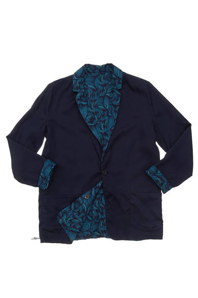 Levi's® Made & Crafted™<br /><br />  <strong>2014年春夏の新作、 その魅力と着こなし</strong><br /><br />片面は深いネイビー、片面は波をイメージしたサファイヤブルーの総柄という、リバーシブルのジャケット。 ［17045-0001］3万3800円  <br /> ※税抜き価格 <br /><br />  リーバイス® メイド アンド クラフテッド™ http://levismadeandcrafted.com/<br /><br />  問い合わせ｜リーバイス® ダブルエックス<br /> Tel. 03-6418-5501<br /> （9:30～18:00｜土・日曜休）