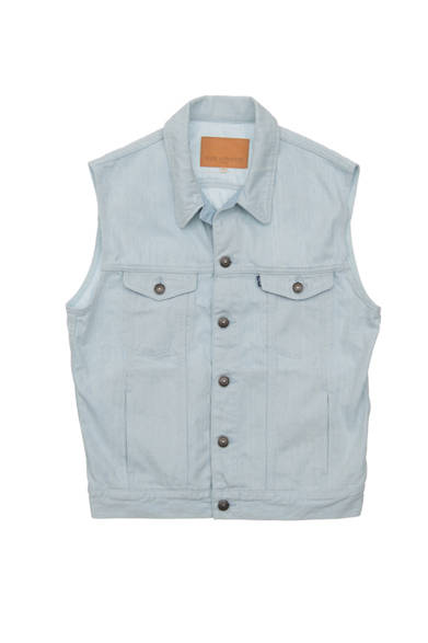 Levi's® Made & Crafted™<br /><br />  <strong>2014年春夏の新作、 その魅力と着こなし</strong><br /><br />メンズでも用意のあるスリーブレスのデニムブルゾン。ごく薄いインディゴブルーに仕上げた、涼しげな印象を醸し出す一着。 ［17148-0001］2万円  <br /> ※税抜き価格 <br /><br />  リーバイス® メイド アンド クラフテッド™ http://levismadeandcrafted.com/<br /><br />  問い合わせ｜リーバイス® ダブルエックス<br /> Tel. 03-6418-5501<br /> （9:30～18:00｜土・日曜休）