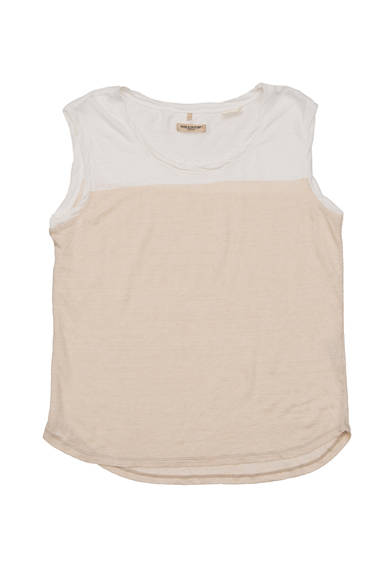 Levi's® Made & Crafted™<br /><br />  <strong>2014年春夏の新作、 その魅力と着こなし</strong><br /><br />刳りの小さい、個性的な裁断のタンクトップ。胸元の生地の切り替えがポイントになっており、1枚で着ても十分に存在感のあるデザインといえる。 ［14085-0001］7500円  <br /> ※税抜き価格 <br /><br />  リーバイス® メイド アンド クラフテッド™ http://levismadeandcrafted.com/<br /><br />  問い合わせ｜リーバイス® ダブルエックス<br /> Tel. 03-6418-5501<br /> （9:30～18:00｜土・日曜休）