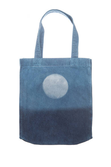 Levi's® Made & Crafted™<br /><br />  <strong>2014年春夏の新作、 その魅力と着こなし</strong><br /><br />海、空、そして月を想起させるブリーチがユニークなトートバッグ。シンプルでサイズもコンパクト、使い勝手のよさが魅力。 ［22208-0001］1万円  <br /> ※税抜き価格 <br /><br />  リーバイス® メイド アンド クラフテッド™ http://levismadeandcrafted.com/<br /><br />  問い合わせ｜リーバイス® ダブルエックス<br /> Tel. 03-6418-5501<br /> （9:30～18:00｜土・日曜休）