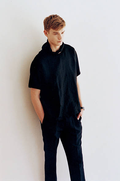 シャツ2万4000円、トラウザーズ2万8000円、スカーフ8000円（すべてマーガレット・ハウエル）