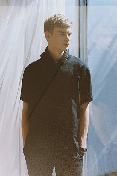 シャツ2万4000円、トラウザーズ2万8000円、スカーフ8000円（すべてマーガレット・ハウエル）