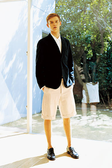 ジャケット4万3000円、シャツ2万9000円、ショーツ3万3000円、靴7万7000円（すべてマーガレット・ハウエル）