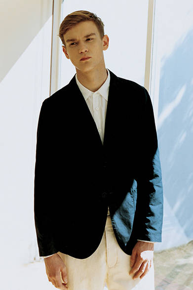 ジャケット4万3000円、シャツ2万9000円、ショーツ3万3000円（すべてマーガレット・ハウエル）