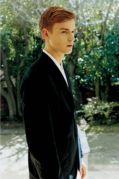 ジャケット4万3000円、シャツ2万9000円、ショーツ3万3000円（すべてマーガレット・ハウエル）