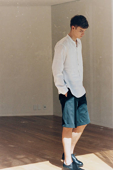 シャツ2万8000円、ショーツ2万9000円、靴7万7000円（すべてマーガレット・ハウエル）