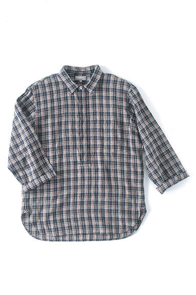 麻混のシャリッとした清涼感ある着心地が楽しめる7分袖シャツ。袖口は折り返しのダブル仕上げで、シャツをアウトにしてラフに着こなしたい気分。シャツ2万7000円（マーガレット・ハウエル）