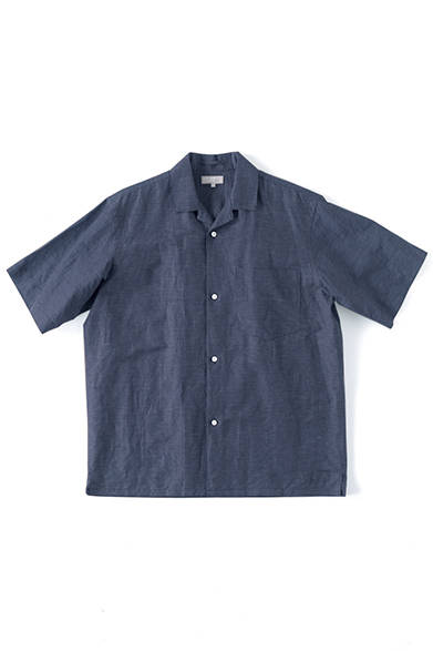 夏は開襟シャツが気になる、というひとにお薦めの一枚。裾はストレートにカットしたスクエアボトムで、アウトで着ても腰回りがすっきり見えるのがポイント。シャツ2万6000円（マーガレット・ハウエル）