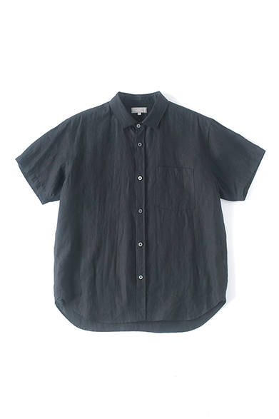 製品洗いをかけた、リラックスして着られるシャツ。コンパクトな首まわりで、ボタンをすべて留めるスタイリングもオススメ。シャツ2万7000円（マーガレット・ハウエル）