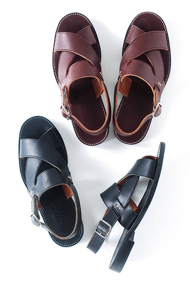 ホールドの良さを感じさせる、太めの革を編んだアッパーや、バックストラップのデザインなど、絶妙なバランスのデザインが新鮮。ショーツにもトラウザーズにも合うはず。サンダル各2万4000円（マーガレット・ハウエル）