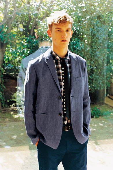 ジャケット4万6000円、シャツ2万6000円、トラウザーズ2万3000円、ネクタイ1万3000円、ベルト1万4000円（すべてマーガレット・ハウエル）