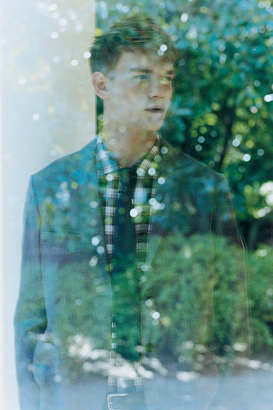 ジャケット4万6000円、シャツ2万6000円、ネクタイ1万3000円、ベルト1万4000円（すべてマーガレット・ハウエル）