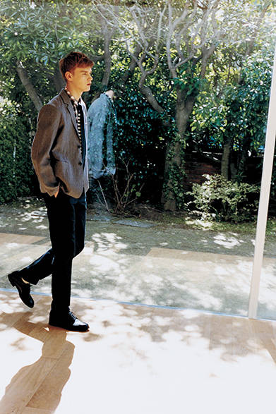 ジャケット4万6000円、シャツ2万6000円、トラウザーズ2万3000円、ネクタイ1万3000円、ベルト1万4000円、靴7万7000円（すべてマーガレット・ハウエル）