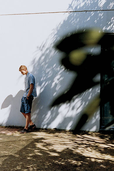 シャツ2万7000円、靴4万3000円、時計3万7000円（マーガレット・ハウエル）、ショーツ1万6000円（MHL.）