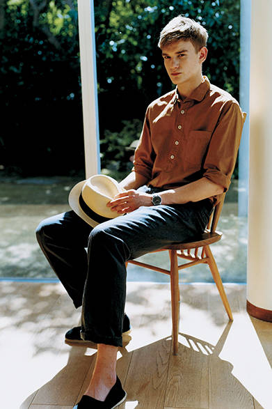 シャツ1万4000円（MHL.）、トラウザーズ2万8000円、時計3万7000円、帽子2万3000円（マーガレット・ハウエル）靴8000円（MHL.店舗限定）