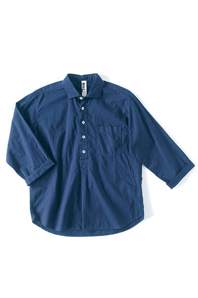 風通しの良い7分袖のプルオーバーシャツ。豊富なシャツのバリエーションのなかでも比較的ゆったりしたシルエットで、ショーツとの相性抜群。半袖が苦手なひとにもお薦め。シャツ1万4000円（MHL.）