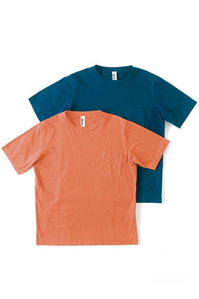 MHL.が得意とする天然染料染め“ナチュラルダイ”のTシャツは、洗うたびに色がなじむ味出し感で毎シーズン大人気。斜めについたポケットがアクセントに。カットソー各8500円（MHL.）
