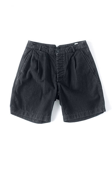 コットンのライトキャンバス生地を使用し、太すぎず細すぎずのシルエット。製品洗いで最初からはき込んだ感じに仕上げている。ショーツ1万8000円（MHL.）