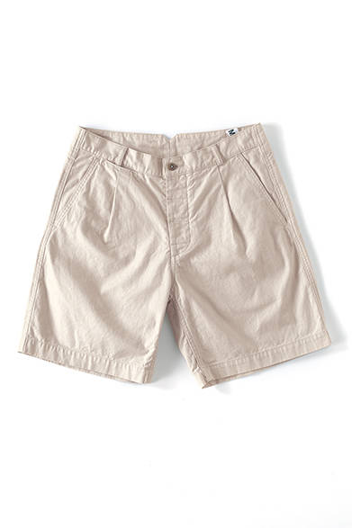 暑い夏を乗り切るデイリーワードローブとして必須のショーツ。コーディネイトに清潔感をもたせたいときに役立つ白は、タウンにリゾートに欠かせない。ショーツ1万8000円（MHL.）