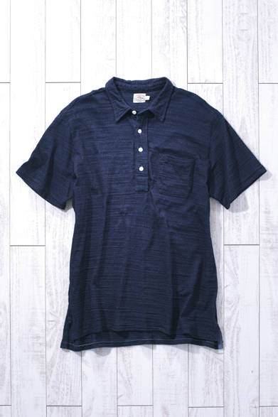 MENS｜トレンドのコットンジャージー素材は、適度なしなやかさと着くずれのない素材感で、ジャケットスタイルにもあう<br />ポロシャツ 1万3000円（FAHERTY BRAND）<br />※税抜き価格