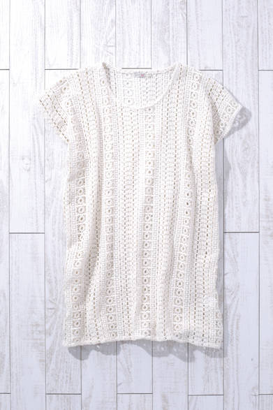 WOMENS｜今シーズン、1枚はワードローブに加えたいコットンレース素材。ひざ丈なので、パンツやジャケットスタイルにあわせたり、ビーチスタイルにも着まわせる<br />レースワンピース 3万3000円（FAHERTY BRAND）<br />※税抜き価格