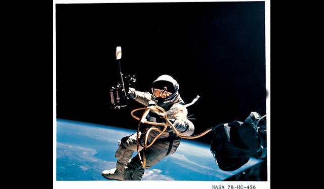 <strong>1965年／地球軌道上</strong><br />宇宙遊泳 米航空宇宙局（写真＝NASA）