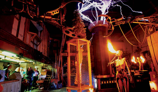 <strong>1997年／米国カリフォルニア州</strong><br />100万ボルトを超えるテスラコイルからの放電（写真＝ジョージ・スタインメッツ）