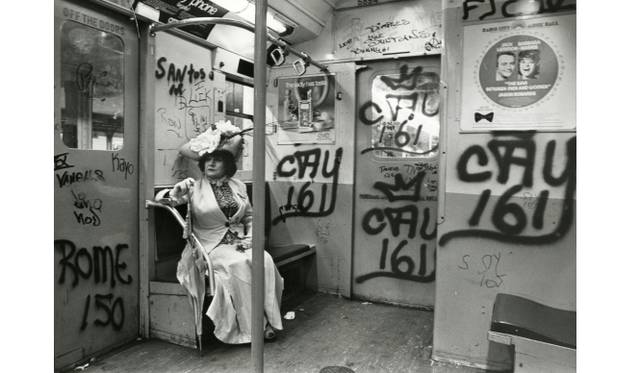 <strong>ART FILE 30｜「Bill Cunningham: Facades（ビル・カニンガム：ファサース）」</strong>　Bill Cunningham, Editta Sherman on the Train to the Brooklyn Botanic Garden, ca. 1972. Courtesy of the New-York Historical Society
