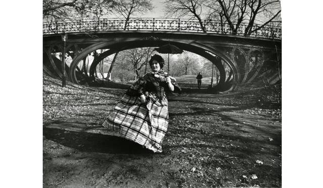 <strong>ART FILE 30｜「Bill Cunningham: Facades（ビル・カニンガム：ファサース）」</strong>　Bill Cunningham, Gothic bridge in Central Park (designed 1860), ca. 1968-1976. Courtesy of the New-York Historical Society