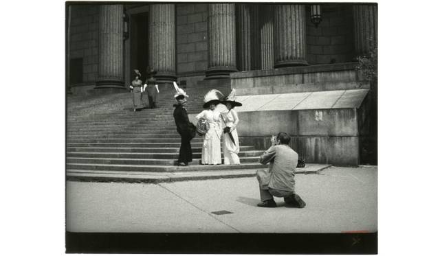 <strong>ART FILE 30｜「Bill Cunningham: Facades（ビル・カニンガム：ファサース）」</strong>　Unknown artist. Bill Cunningham Photographing Models, New York County Court House, ca.1975. Gelatin silver photograph 11x14 in. Gift of Bill Cunningham, New-York Historical Society Library