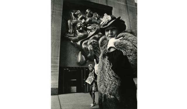 <strong>ART FILE 30｜「Bill Cunningham: Facades（ビル・カニンガム：ファサース）」</strong>　Bill Cunningham, Associated Press Building at Rockefeller Center (built ca. 1939), ca. 1968-1976. Courtesy of the New-York Historical Society.