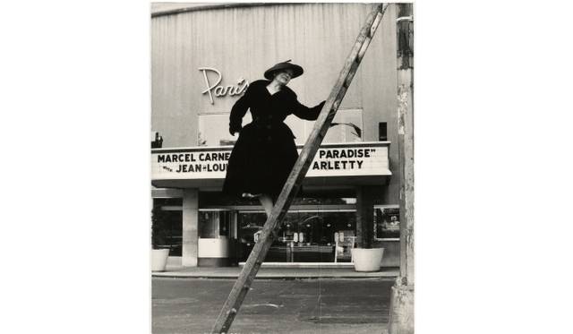 <strong>ART FILE 30｜「Bill Cunningham: Facades（ビル・カニンガム：ファサース）」</strong>　Bill Cunningham, Paris Theater (built 1947), ca. 1968-1976. Courtesy of the New-York Historical Society