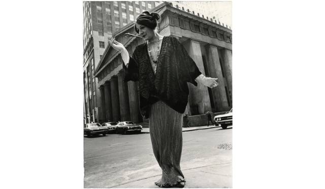 <strong>ART FILE 30｜「Bill Cunningham: Facades（ビル・カニンガム：ファサース）」</strong>　Bill Cunningham, Federal Hall (built ca.1842, costume ca. 1910), ca. 1968-1976. Courtesy of the New-York Historical Society