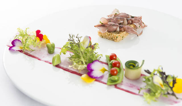 <strong>モダンクラシック・フレンチ「レストラン ロゼット」</strong>　ディナーコース「Rosette」1万円（税別・サービス料10％別）<br />富山湾の蛍烏賊のハーブマリネと キヌア米をタブレ仕立てに ビーツのヴィネグレットのアクセント