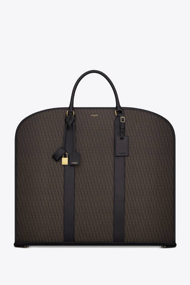 <strong>SAINT LAURENT｜新トラベルライン「MONOGRAM」登場 </strong>　ガーメントカバー 25万9000円