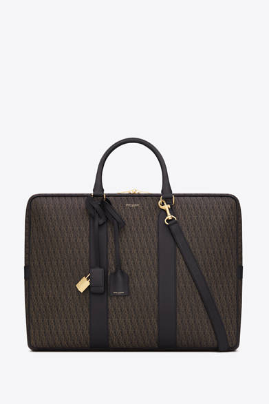 <strong>SAINT LAURENT｜新トラベルライン「MONOGRAM」登場 </strong>　クラシック フラット ブリーフケース 19万5000円