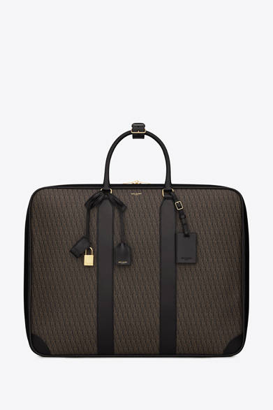 <strong>SAINT LAURENT｜新トラベルライン「MONOGRAM」登場 </strong>　クラシック モノグラム 48H スーツケース 27万5000円