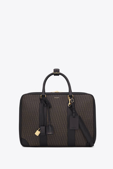 <strong>SAINT LAURENT｜新トラベルライン「MONOGRAM」登場 </strong>　クラシック モノグラム 12H スーツケース 24万5000円